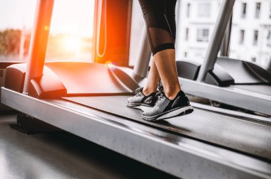 Ayakkabıya yakın çekim, spor salonunda koşu yapan kadınlar. Konsept egzersizi. Spor ve sağlıklı yaşam tarzı. 