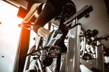 Spor salonunda egzersiz bisikletine binen fitness kadını. Egzersiz konsepti. Fitness ve sağlıklı yaşam tarzı. 