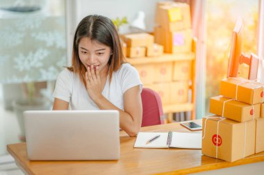 Güzel kadın sahibi iş kadını online alışveriş için evde çalışıyor. İnternet iş konsepti.