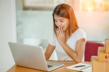 Güzel kadın sahibi iş kadını online alışveriş için evde çalışıyor. İnternet iş konsepti.