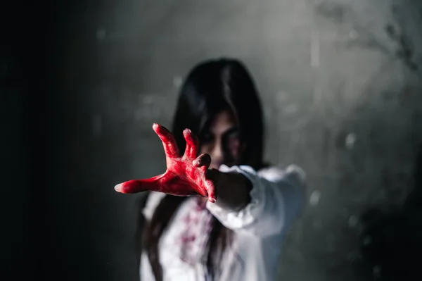 Horror Scene Van Een Vrouw Met Bloederige Handen — Stockfoto