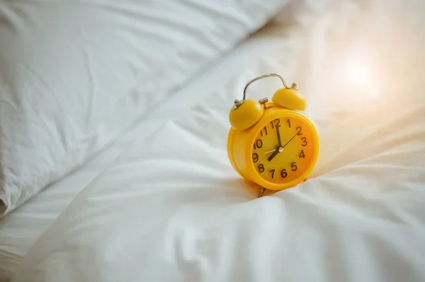 Sluiten Wekker Bed Het Wakker Worden Zonlicht Ochtend — Stockfoto