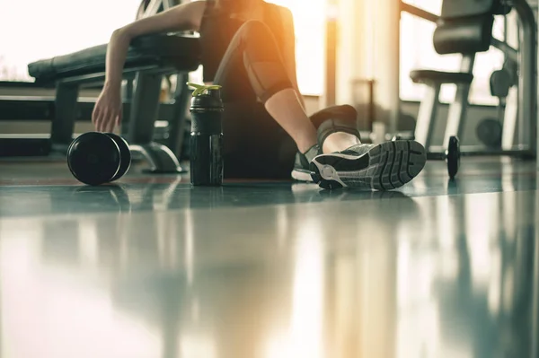 Eğitimden Sonra Dinleniyorum Spor Salonunda Otururken Gözlerini Kaçıran Güzel Bir — Stok fotoğraf