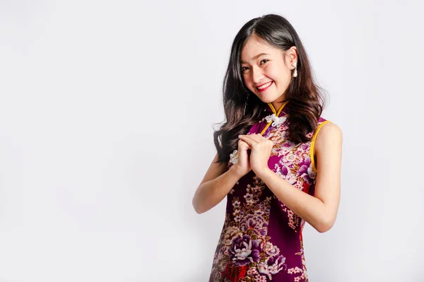 Kadınlar Çin 'de yeni yılda Cheongsam giyer. Beyaz arka planda izole edilmiş.