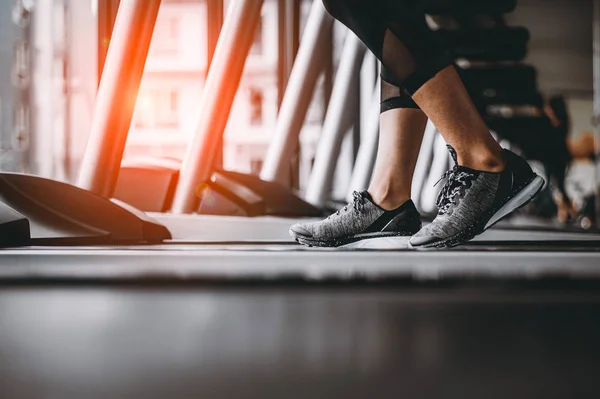 Zbliżenie Kobiety Biegające Siłowni Bieżni Ćwiczenia Concept Fitness Zdrowy Styl — Zdjęcie stockowe