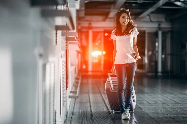 Jonge Vrouw Trekt Koffer Moderne Luchthaven Terminal Reizen Met Haar — Stockfoto