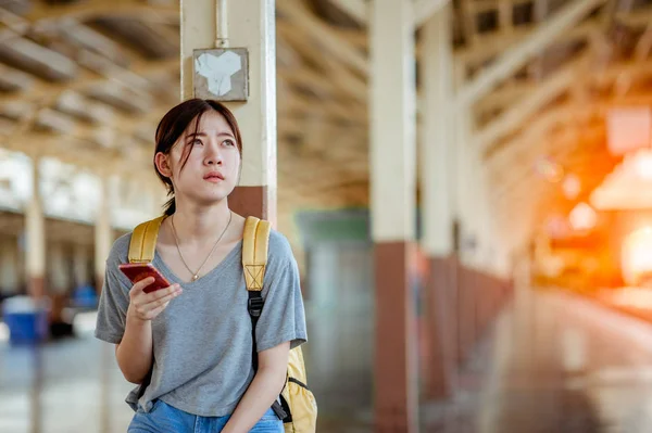 女人在火车站用智能手机 — 图库照片