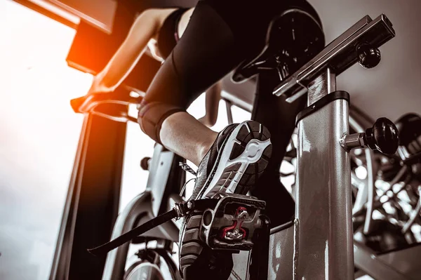 Spor Salonunda Egzersiz Bisikletine Binen Fitness Kadını Egzersiz Konsepti Fitness — Stok fotoğraf
