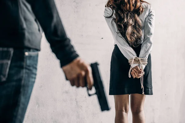 Las Manos Atadas Hombre Que Tiene Una Pistola Las Mujeres — Foto de Stock