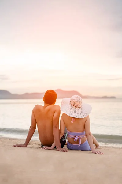 Pareja Romántica Sentada Playa Disfrutando Del Hermoso Concepto Vacaciones Concept — Foto de Stock