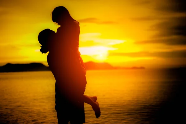 Los Amantes Silueta Playa Con Sol Pareja Amor Teniendo Momentos — Foto de Stock