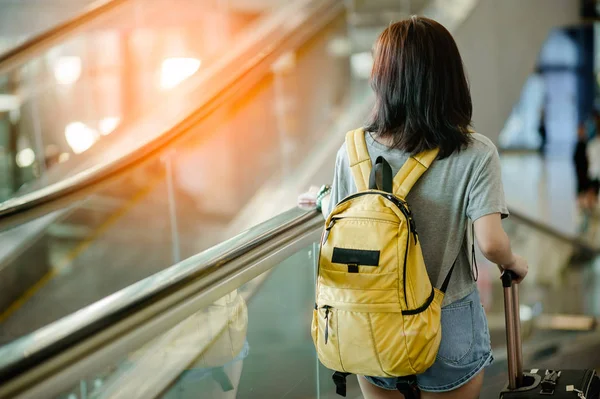 Jeune Femme Tirant Valise Dans Aérogare Moderne Staff Were Very — Photo