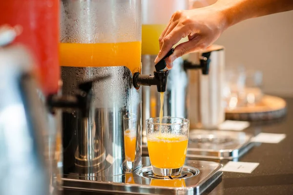 Tät Hand Dra Ner Spaken Juicebehållaren För Färsk Apelsinjuice — Stockfoto