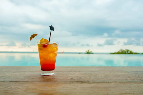 Cocktail Edge Swimming Pool Sky Red Cocktail Orange Slice Background — Stock Photo, Image