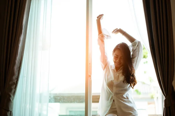 Ασιάτισσα Γυναίκα Ξυπνά Πρωί Νιώθοντας Χαρούμενη Και Φρέσκια — Φωτογραφία Αρχείου