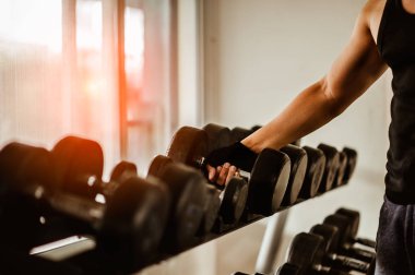 Salonda kontrastlı ve tek renk tonlu halterler var..