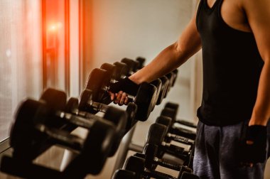 Salonda kontrastlı ve tek renk tonlu halterler var..