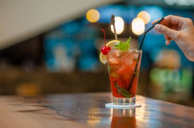 Kokteyl içen bir kadının yakın çekimi.