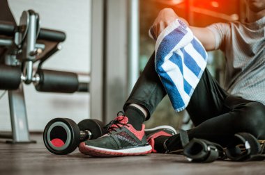 Eğitimden sonra dinleniyorum. Güzel bir genç adam spor salonunda otururken gözlerini kaçırıyor. Genç bir erkek antrenmana ara veriyor..