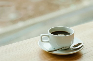  Sabah güneşi altında bir fincan kahve..