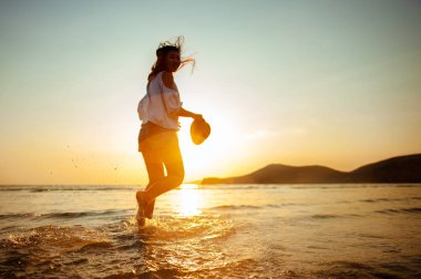 Kumsalda Güzel Günbatımının tadını çıkaran kadın