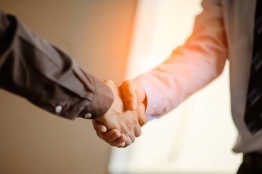 İş adamları el sıkışıyor. İş ve ofis kavramı. .