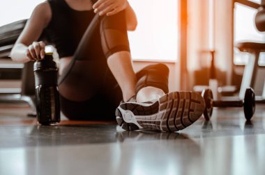 Eğitimden sonra dinleniyorum. Spor salonunda otururken gözlerini kaçıran güzel bir genç kadın. Spor yapmaya ara veren genç bir bayan..