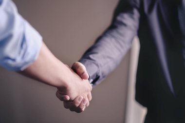 İş adamları el sıkışıyor. İş ve ofis kavramı. .