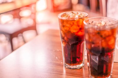 Restoranın arka planında buzlu iki bardak meşrubat.