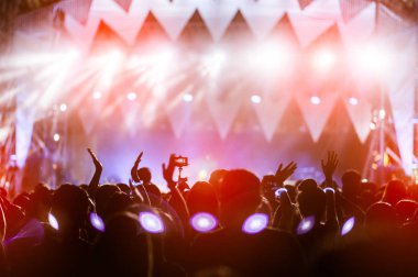 El siluetleri uyum içinde. Sahneden gelen ışık..