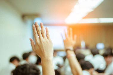  Seminer sırasında iş adamı elini kaldırıyor. İş Adamı Bir Konferansta Soruya Cevap Vermek İçin Elini Kaldırıyor.