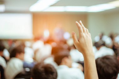  Seminer sırasında iş adamı elini kaldırıyor. İş Adamı Bir Konferansta Soruya Cevap Vermek İçin Elini Kaldırıyor.