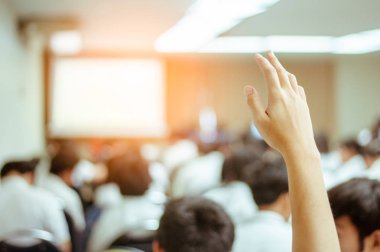  Seminer sırasında iş adamı elini kaldırıyor. İş Adamı Bir Konferansta Soruya Cevap Vermek İçin Elini Kaldırıyor.