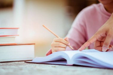 Genç öğrenci kampüsü, arkadaşının öğrenmesine yardımcı olur. Halk, öğrenim, eğitim ve okul kavramı