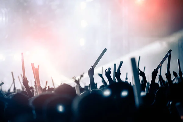 Silhuetter Hand Konsert Ljus Från Scenen Confetti Folkmassan Silhuetter Med — Stockfoto