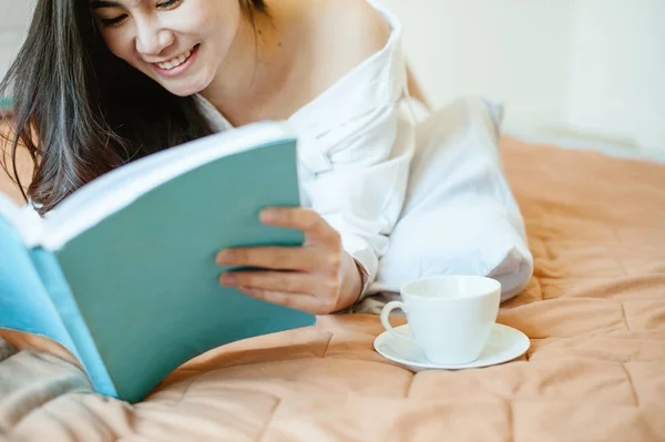Mujer Leyendo Libro Tomando Café Cama — Foto de Stock