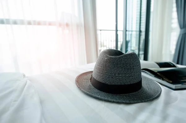 ベッドの上で帽子を投げなさい 休暇のコンセプト — ストック写真