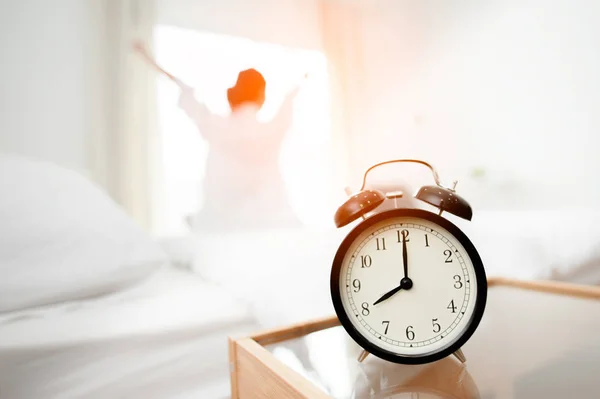 Uyandıktan Sonra Yataktaki Çalar Saat Sabahları Güneş Işığı — Stok fotoğraf