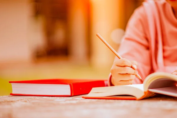 Zbliżenie Rąk Ucznia Książek Piszących Notebooks Education Koncepcji Szkoły — Zdjęcie stockowe