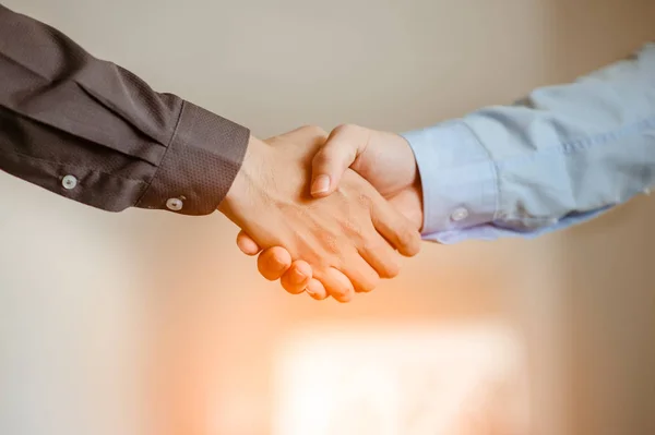 İş adamları el sıkışıyor. İş ve ofis kavramı. .