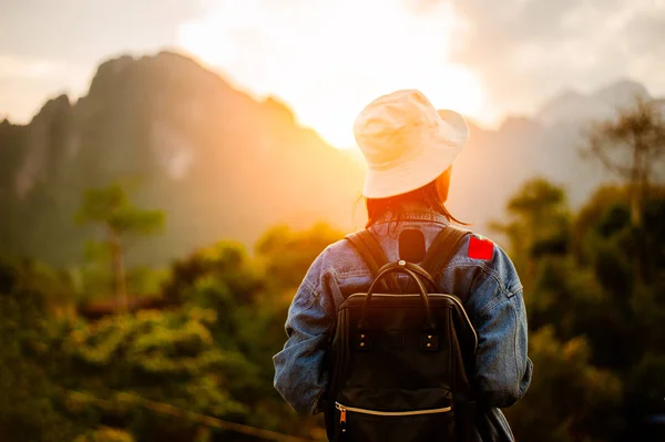 Hipster Young Girl Backpack Enjoying Sunset — Stock Photo, Image