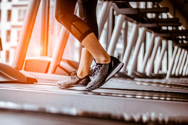 Zbliżenie Kobiety Biegające Siłowni Bieżni Ćwiczenia Concept Fitness Zdrowy Styl — Zdjęcie stockowe