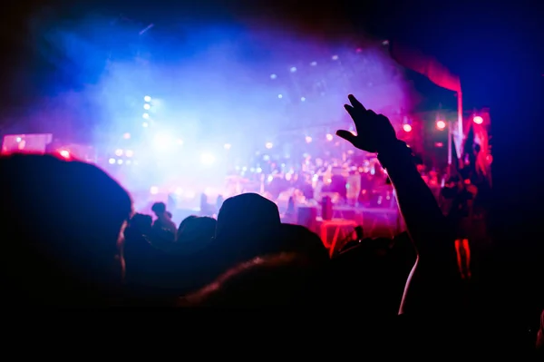 Silhouetten Der Hand Konzert Licht Von Der Bühne Confetti Die — Stockfoto