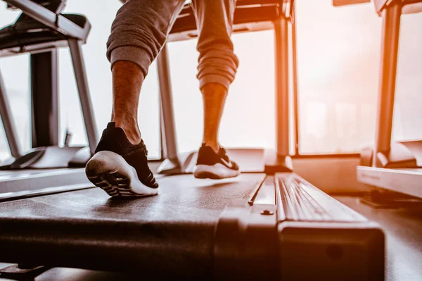 Zbliżenie Buty Człowiek Działa Siłowni Bieżni Ćwiczenia Concept Fitness Zdrowy — Zdjęcie stockowe