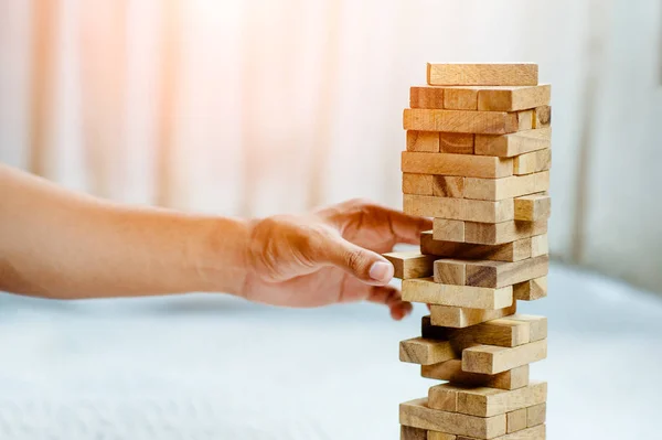 Mano Sacando Colocando Bloque Madera Torre Oficina Moderna Plan Estrategia — Foto de Stock