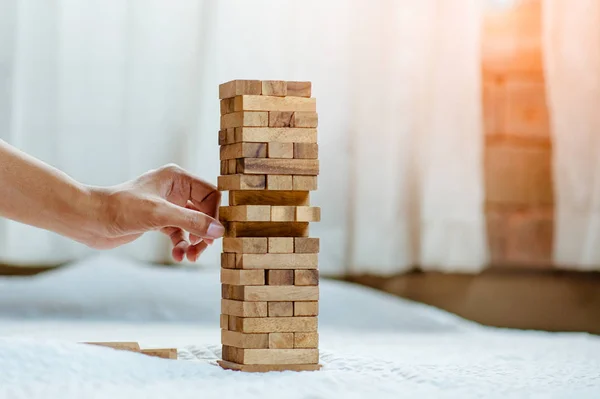 Mano Sacando Colocando Bloque Madera Torre Oficina Moderna Plan Estrategia — Foto de Stock