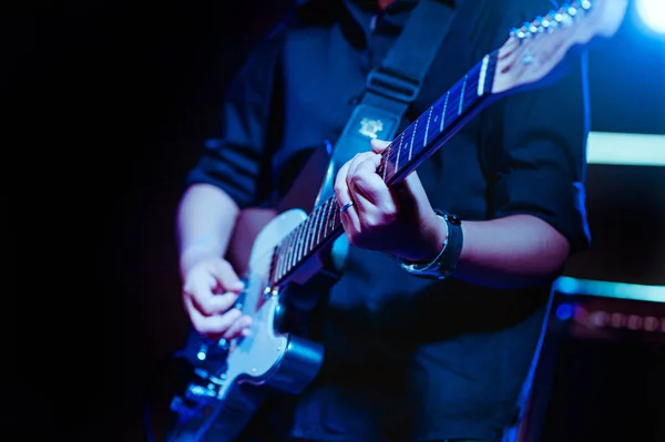 Man Spelar Gitarr Scen Musikalisk Konsert Närbild View Gitarrist Spelar — Stockfoto