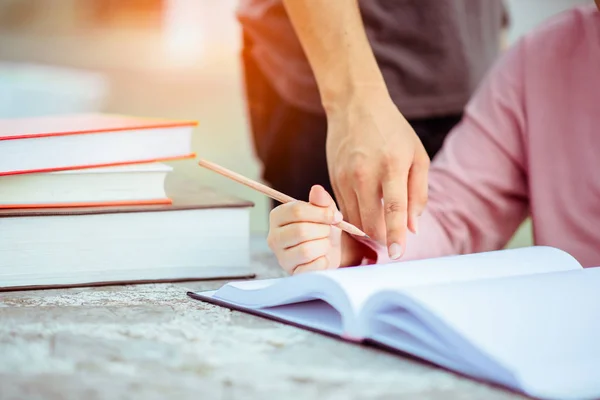 Young Students Campus Helps Friend Learning People Learning Education School — Stock Photo, Image