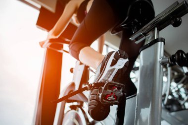 Spor salonunda egzersiz bisikletine binen fitness kadını. Egzersiz konsepti. Fitness ve sağlıklı yaşam tarzı. 