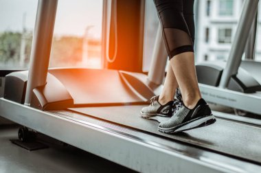 Ayakkabıya yakın çekim, spor salonunda koşu yapan kadınlar. Konsept egzersizi. Spor ve sağlıklı yaşam tarzı. 